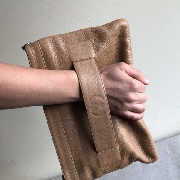 Ala Pilar clutch or shoulder bag Tan pebbled leather. Zip close. Fabric lining - Picture 10 of 11